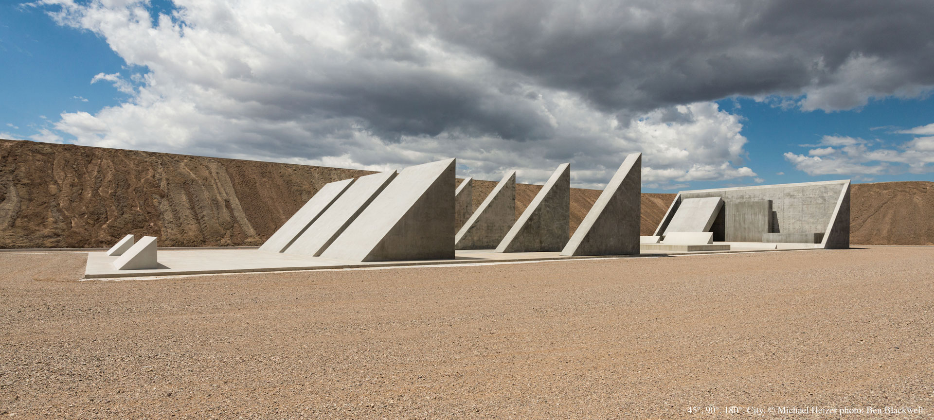 图 5 / Fig. 5. Michael Heizer, City, 1970-2022. 图源 / Source: Triple Aught Foundation.